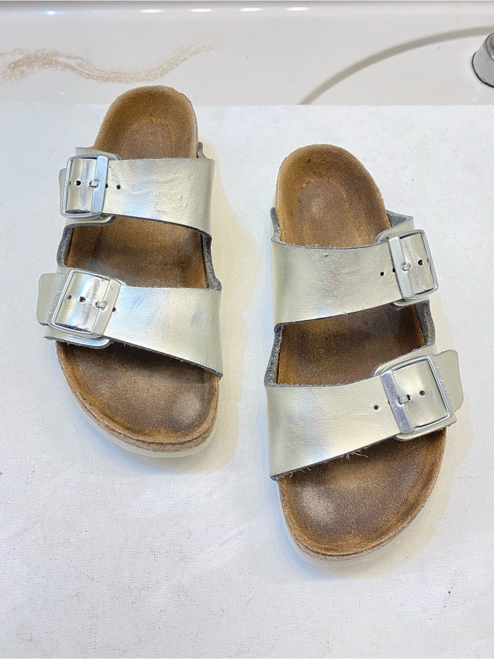 Birkenstock Arizona in Metallic Silver Size 39, Women size 8,men’s size 6, good